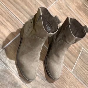 Light brown suede Merona booties
